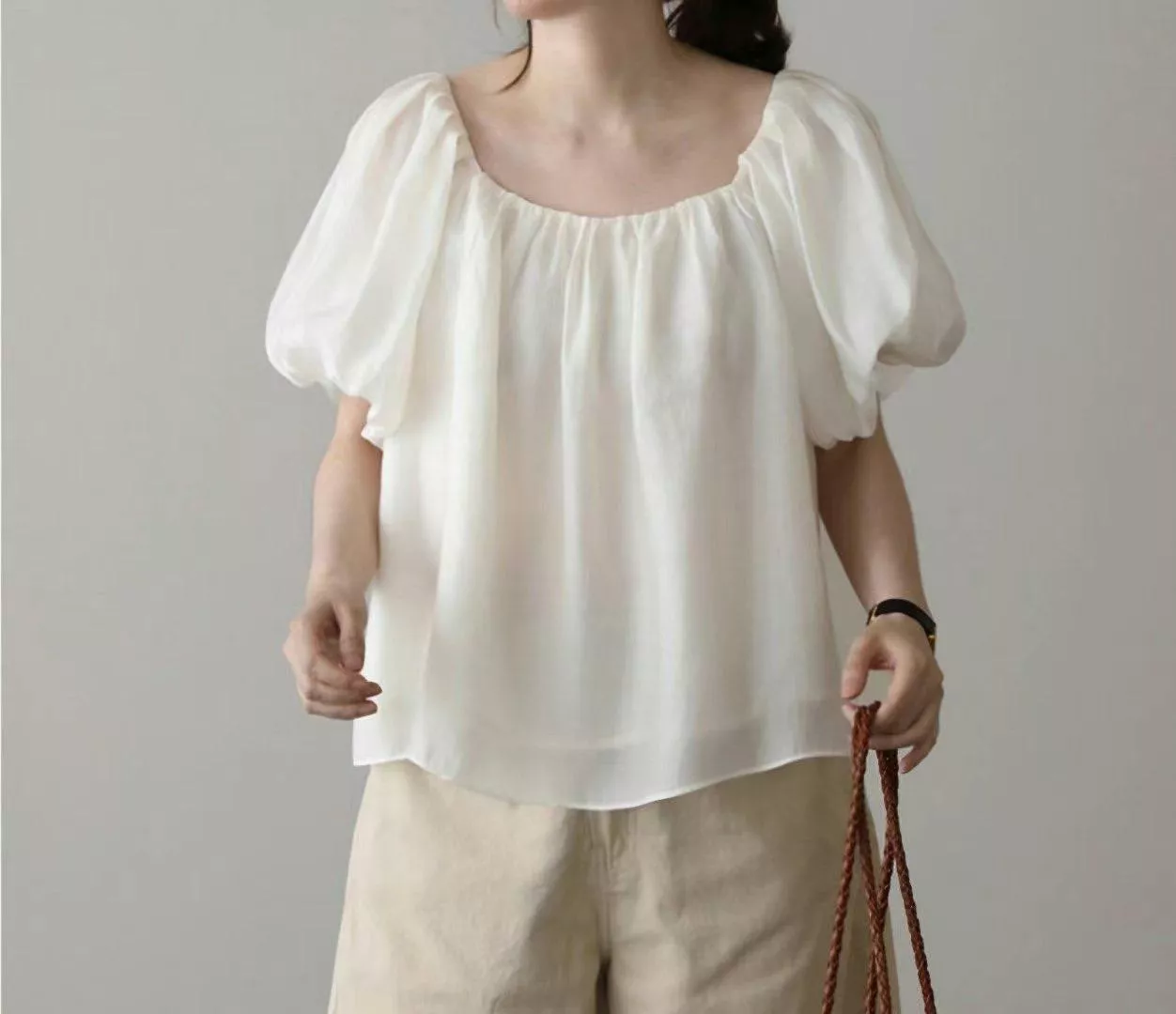 輕盈泡泡袖純白上衣