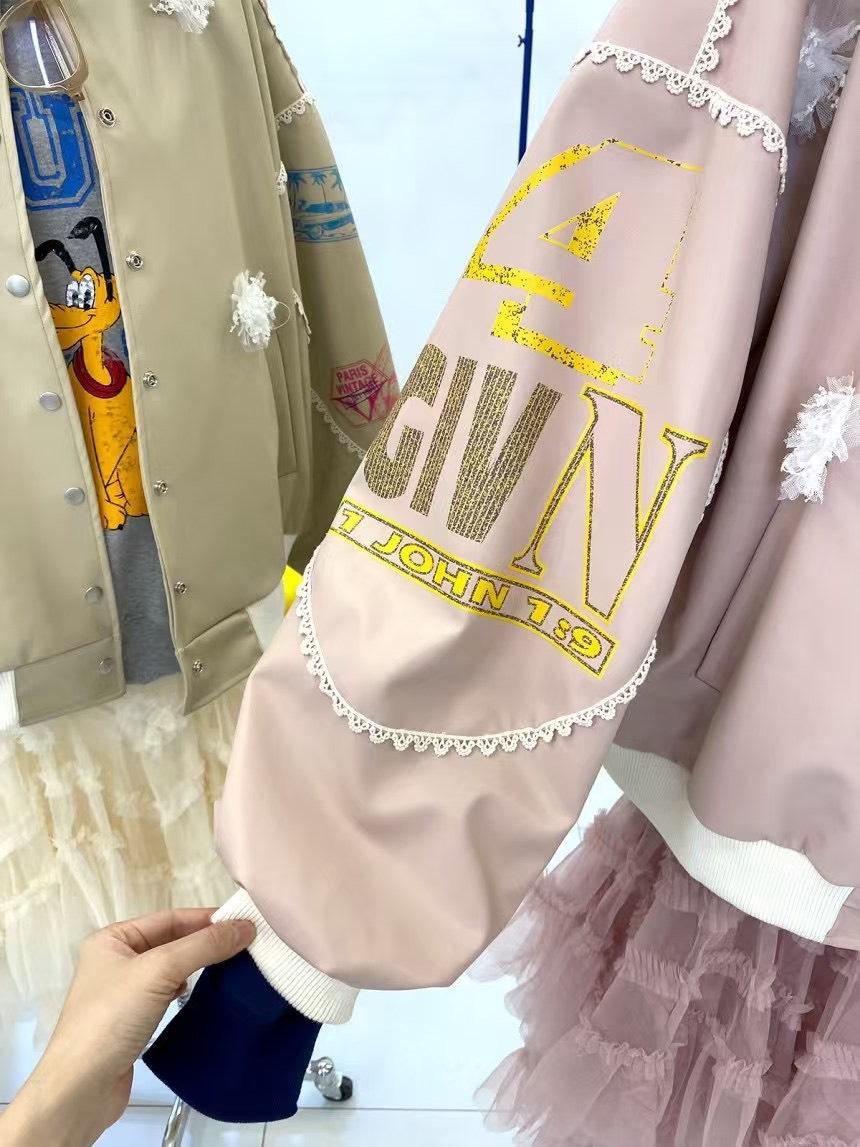 「旅行明信片」拼貼刺繡棒球外套