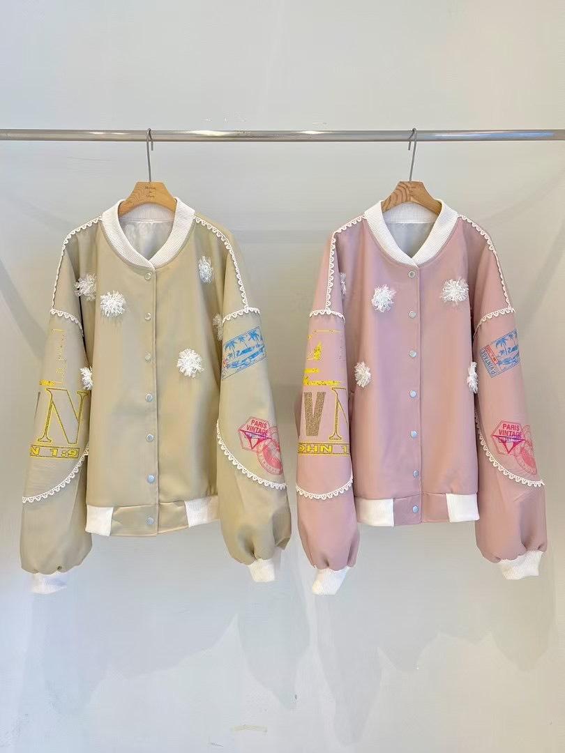 「旅行明信片」拼貼刺繡棒球外套