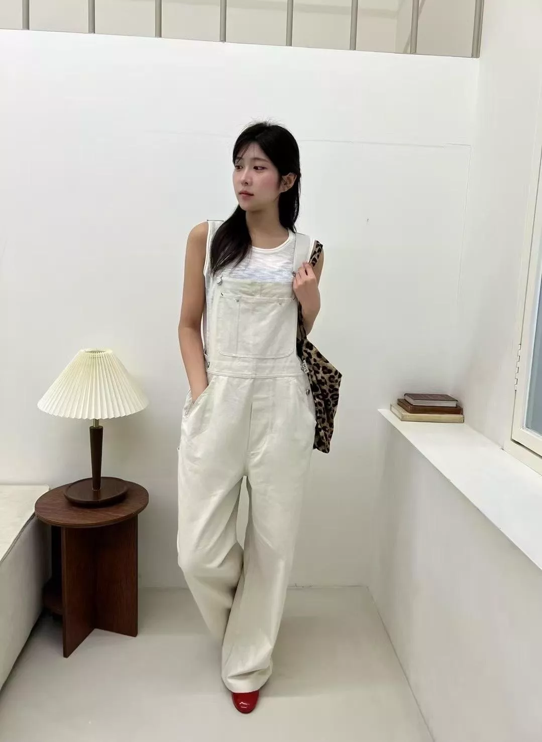 純白寬版工裝吊帶褲