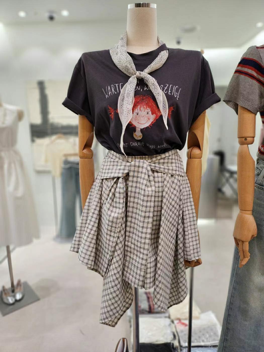 畫畫女孩．插畫絲巾T恤