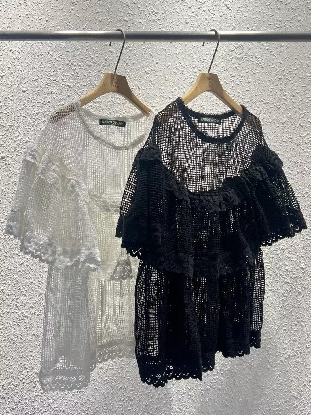 輕語蕾絲・鏤空荷葉上衣