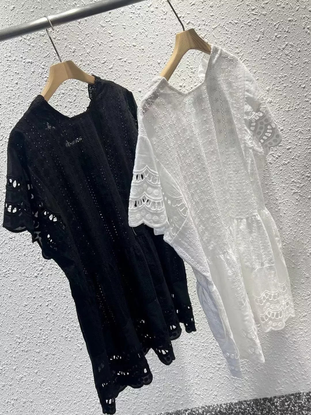 刺繡鏤空蕾絲短袖洋裝