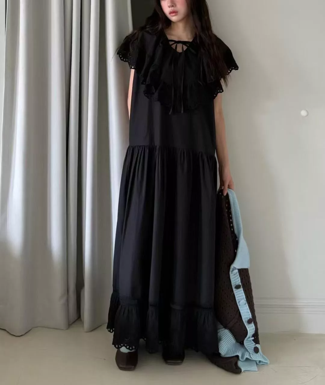 鏤空荷葉領洋裝 (黑 /米白)