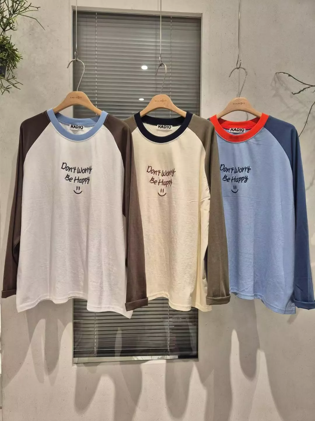 Be Happy 微笑拼袖・刺繡長袖Tee