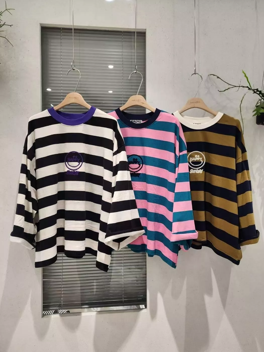 撞色條紋繡花長袖Tee