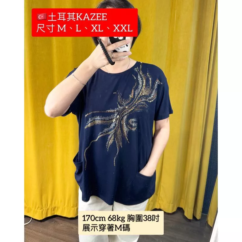 土耳其KAZEE-深藍色火花紋燙鑽圓領口袋短袖上衣(大尺碼)