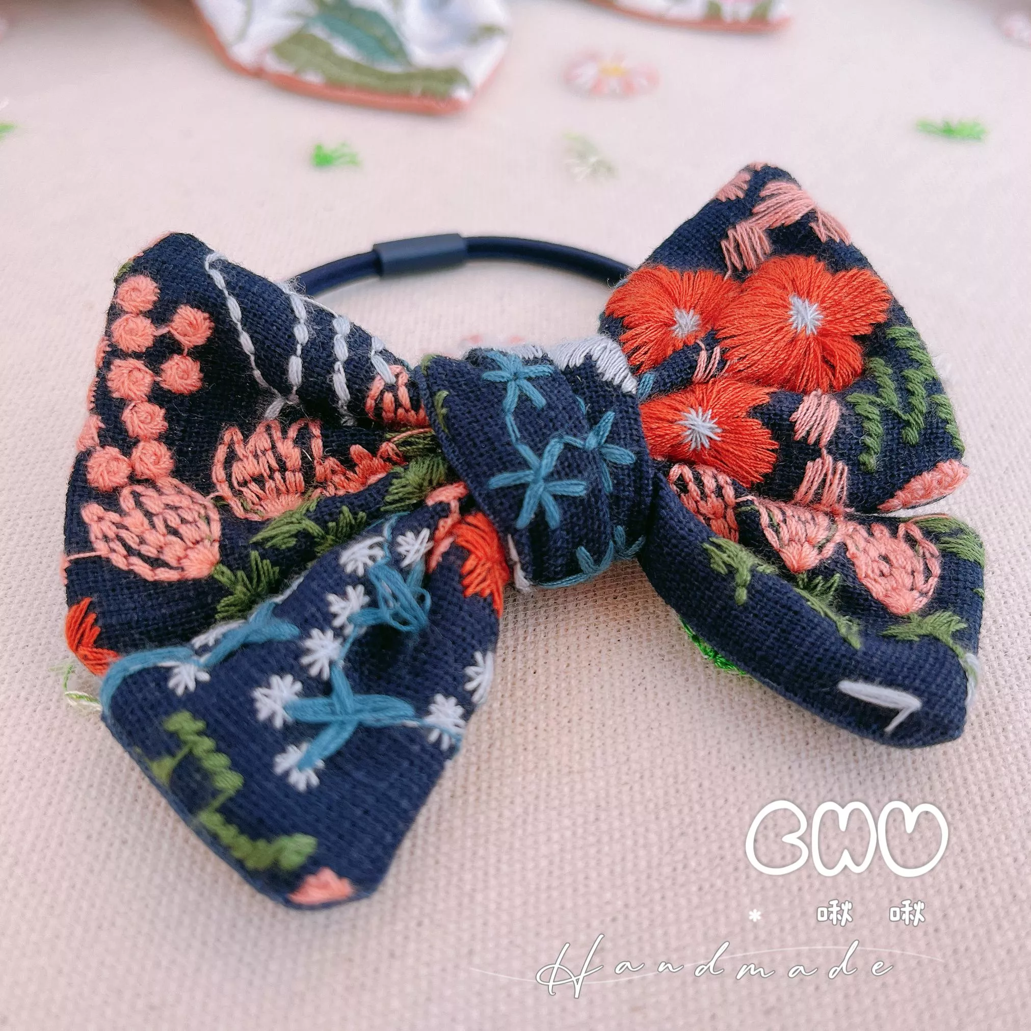 刺繡款｜橘色花花(深藍色)｜蝴蝶結髮圈