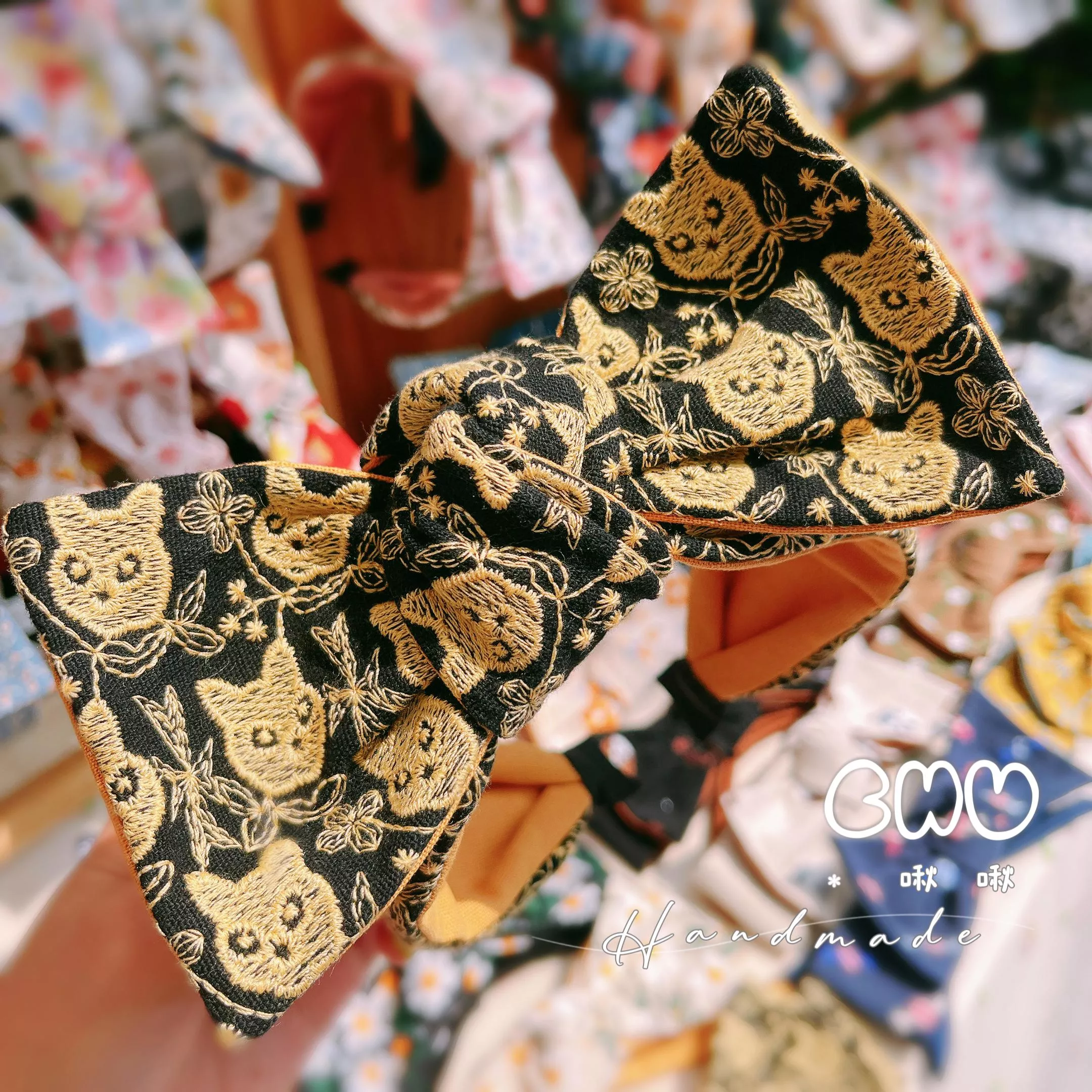 刺繡款｜金色貓貓｜寬版 蝴蝶結髮箍