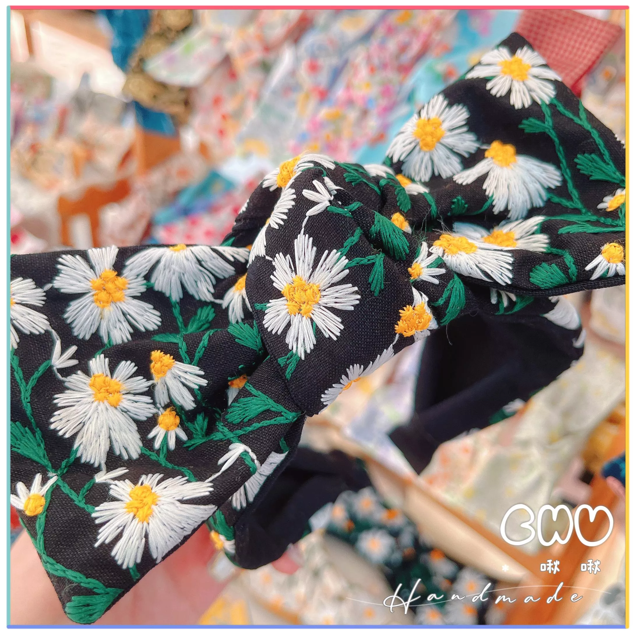 刺繡款｜滿版雛菊花花(黑色)｜寬版 蝴蝶結髮箍