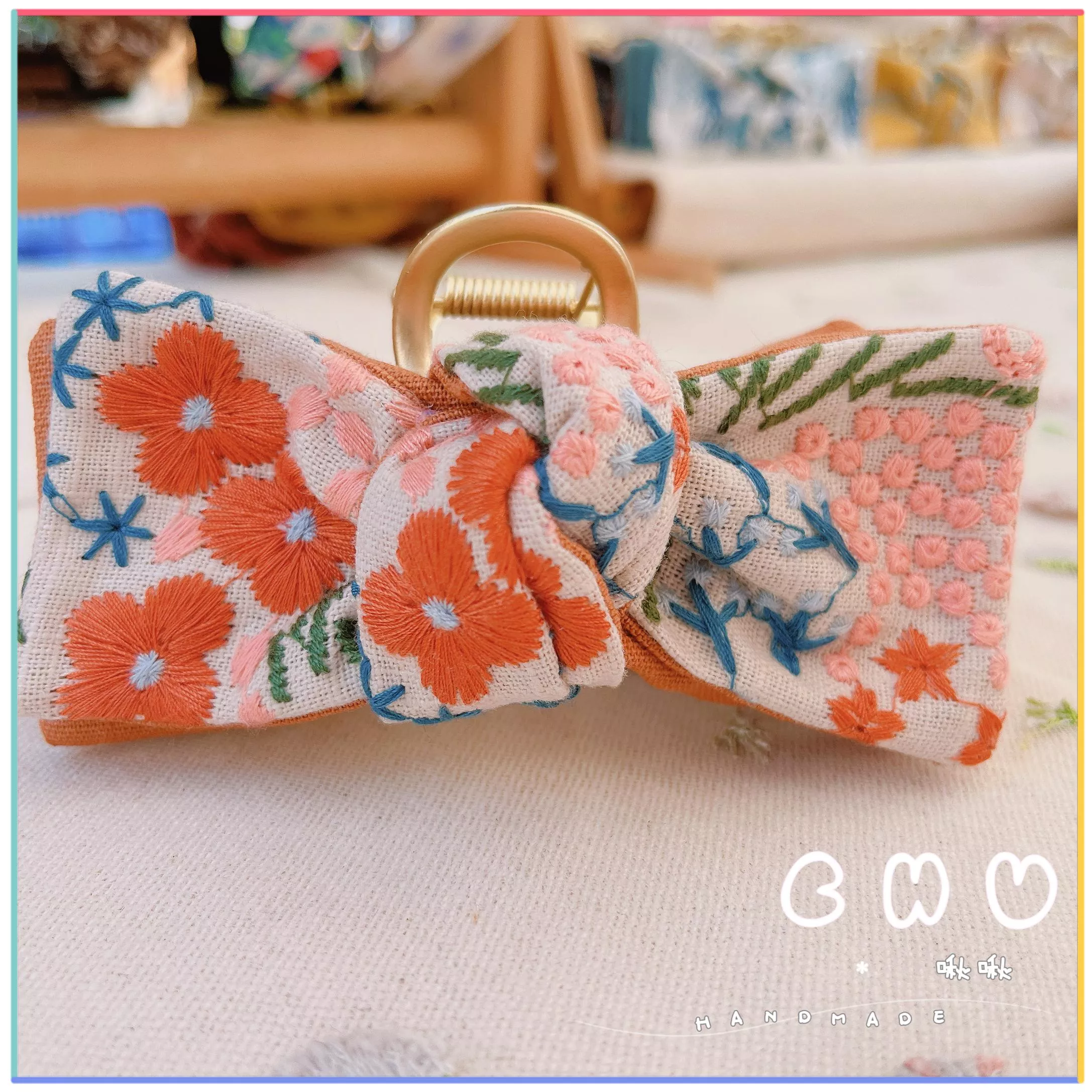 刺繡款｜橘色花花 (米色)｜鯊魚夾 (抓夾)