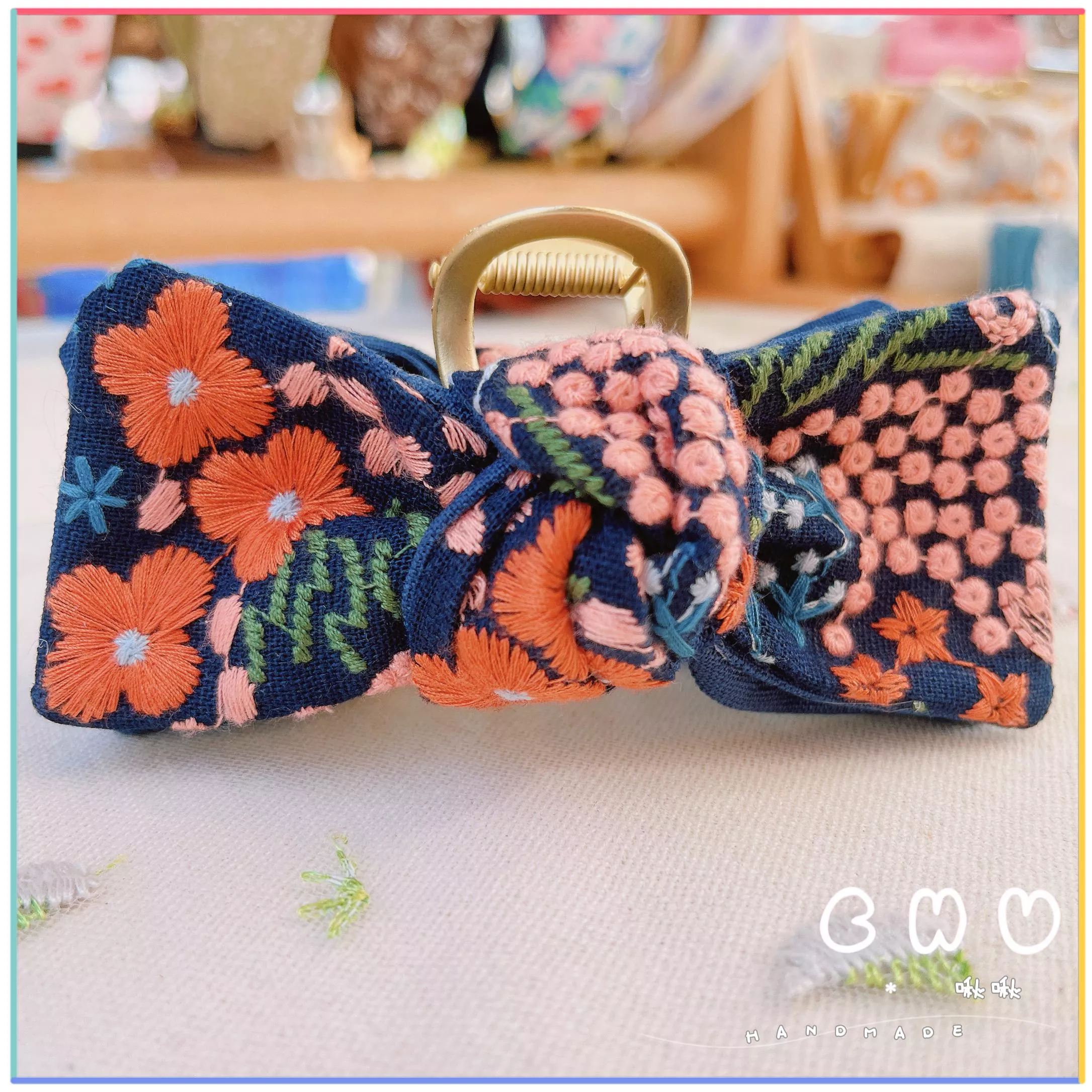 刺繡款｜橘色花花 (深藍色)｜鯊魚夾 (抓夾)