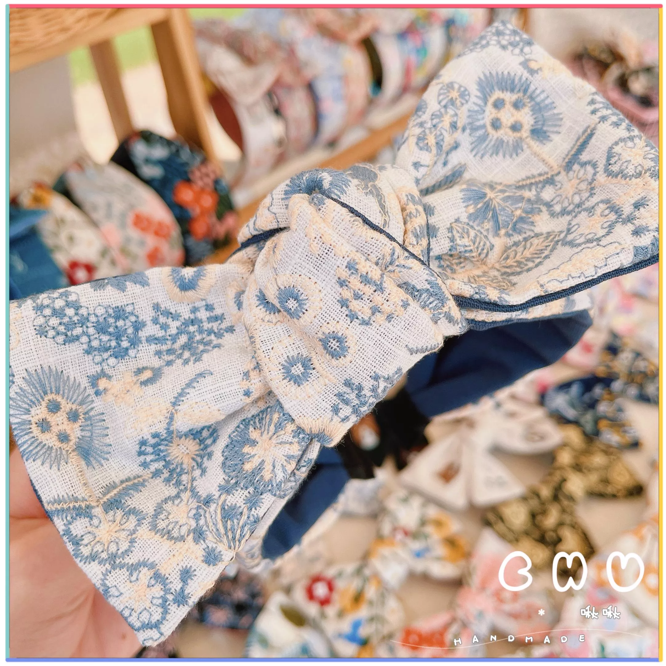 刺繡款｜氣質小姐姐 (白色)｜寬版 蝴蝶結 髮箍