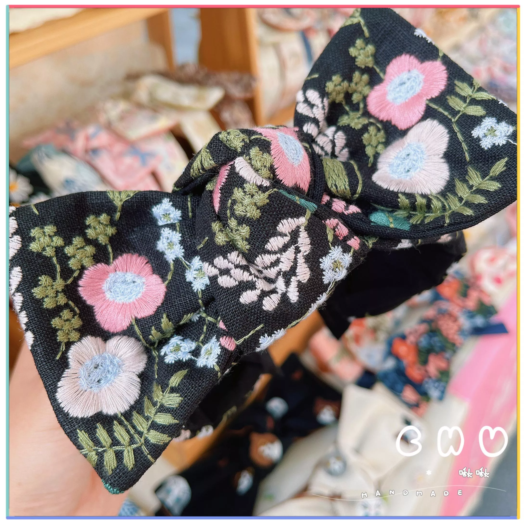 刺繡款｜粉紅花朵(黑色)｜寬版 蝴蝶結 髮箍