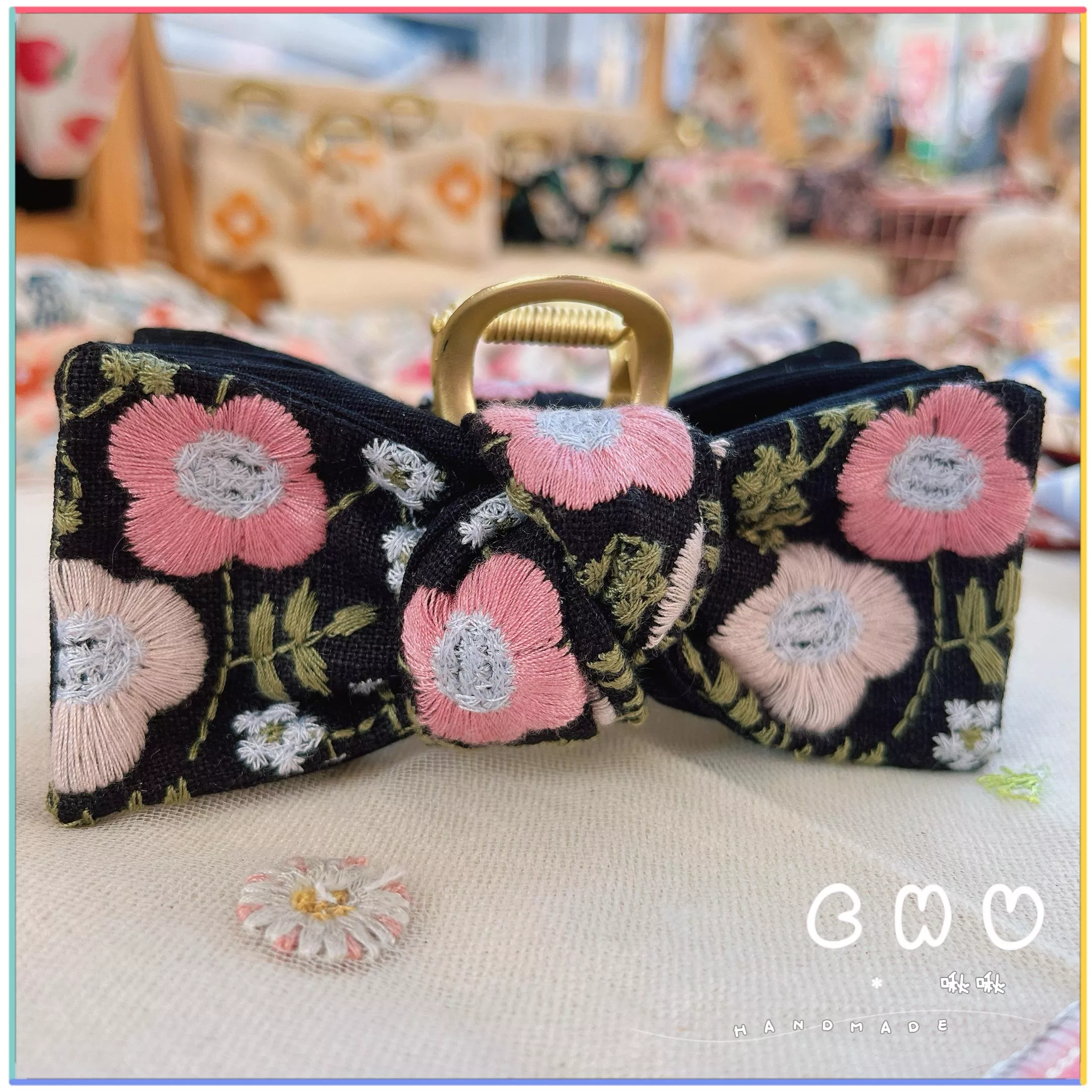 刺繡款｜粉紅花朵(黑色)｜鯊魚夾 (抓夾)