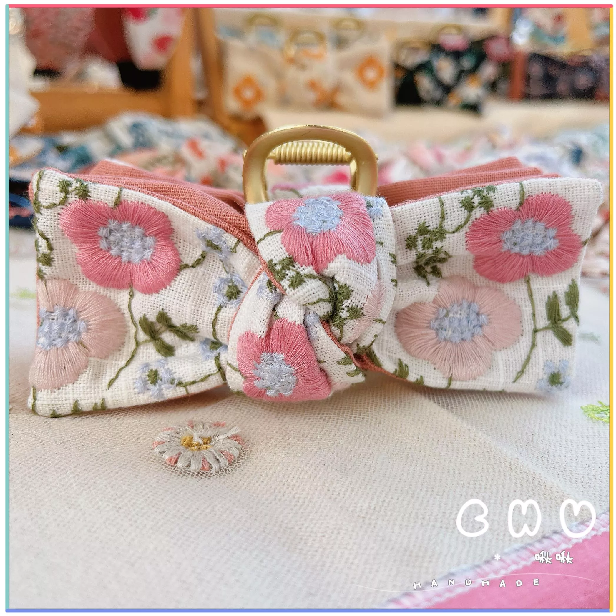 刺繡款｜粉紅花朵(白色)｜鯊魚夾 (抓夾)