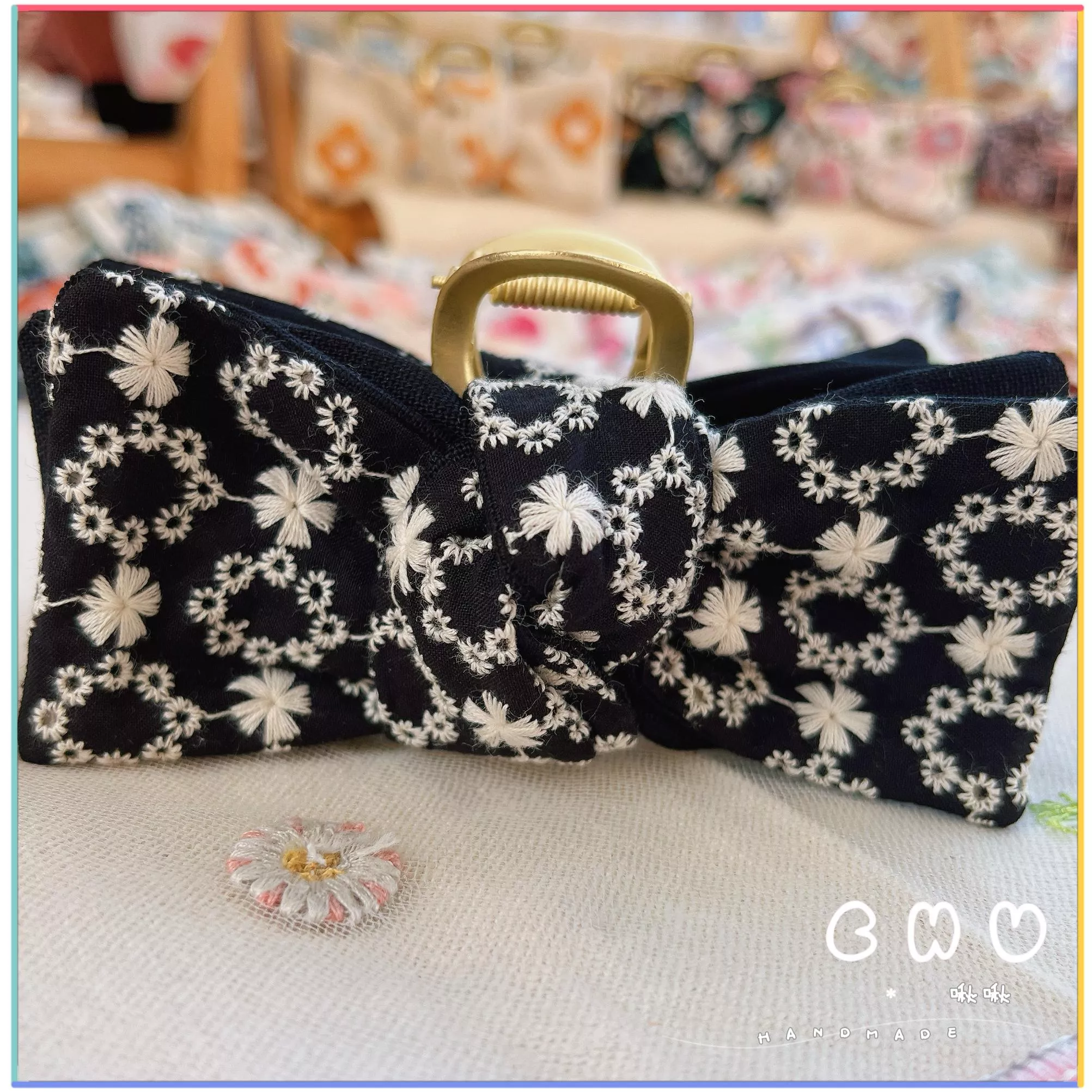 刺繡款｜花圈(黑色)｜鯊魚夾 (抓夾)