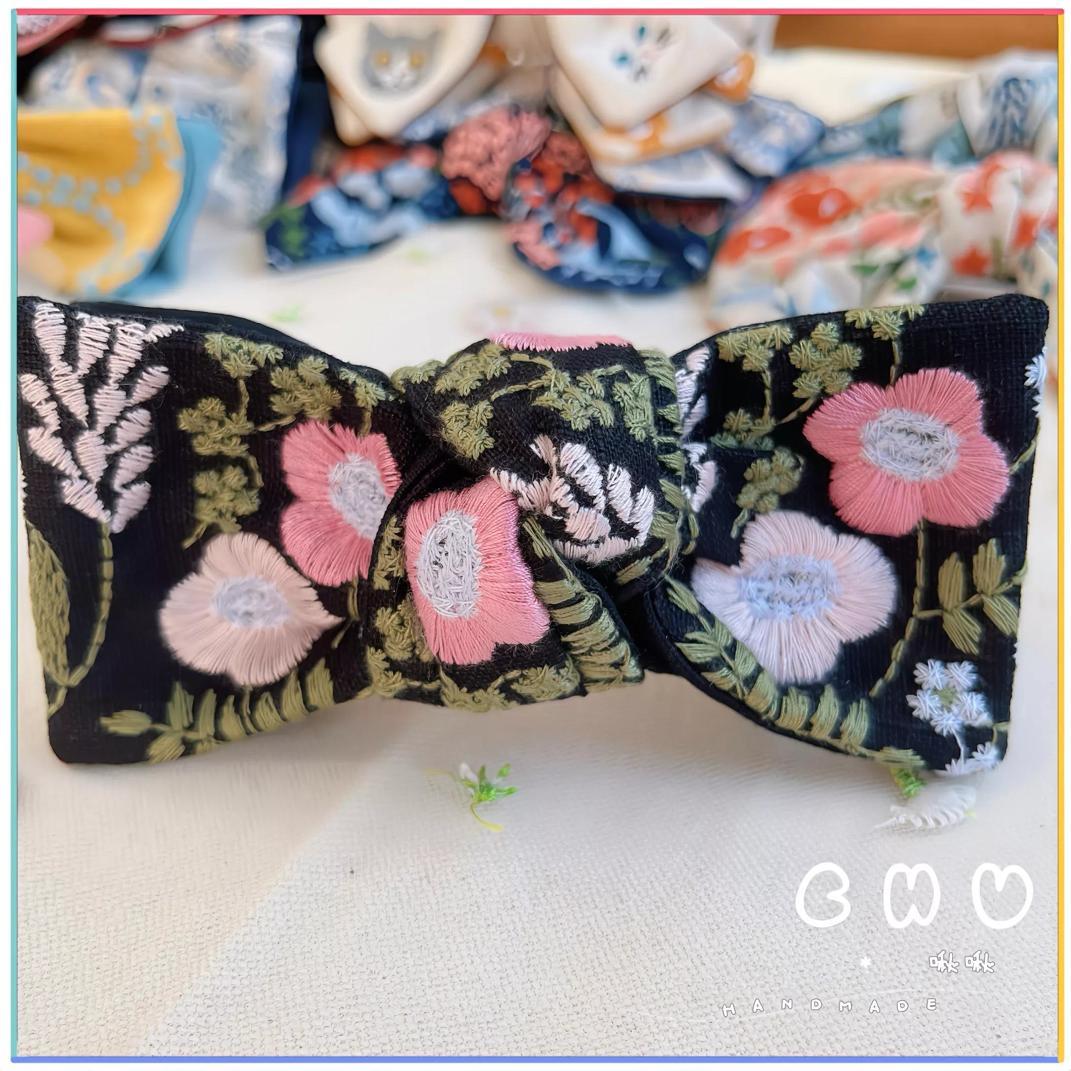 刺繡款｜粉紅花朵(黑色)｜啾啾 馬尾夾