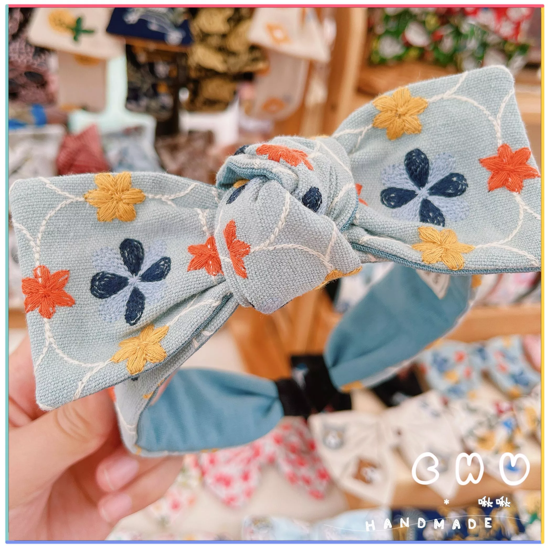 刺繡款｜花磚 (天空藍)｜細版 蝴蝶結 髮箍