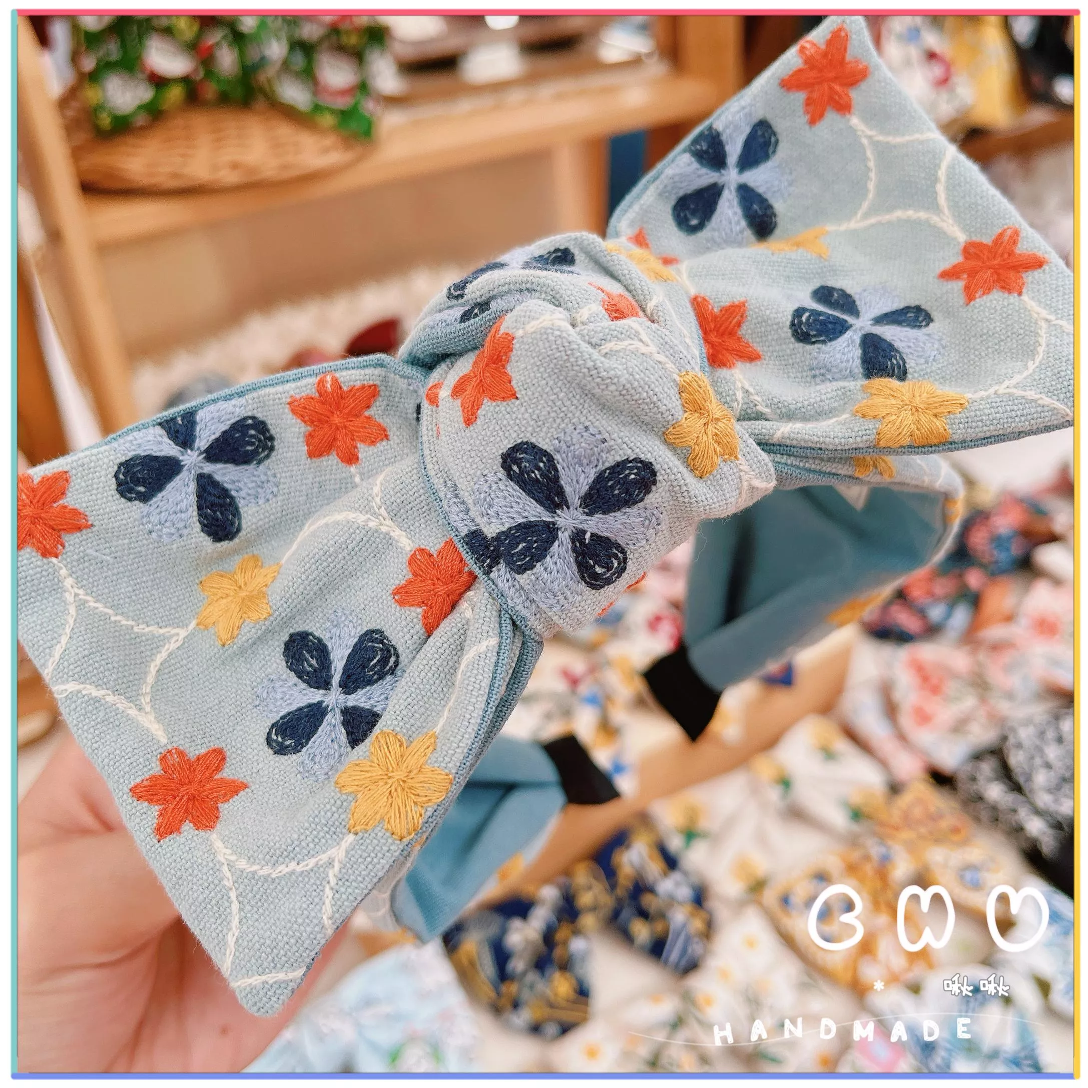 刺繡款｜花磚 (天空藍)｜寬版 蝴蝶結 髮箍