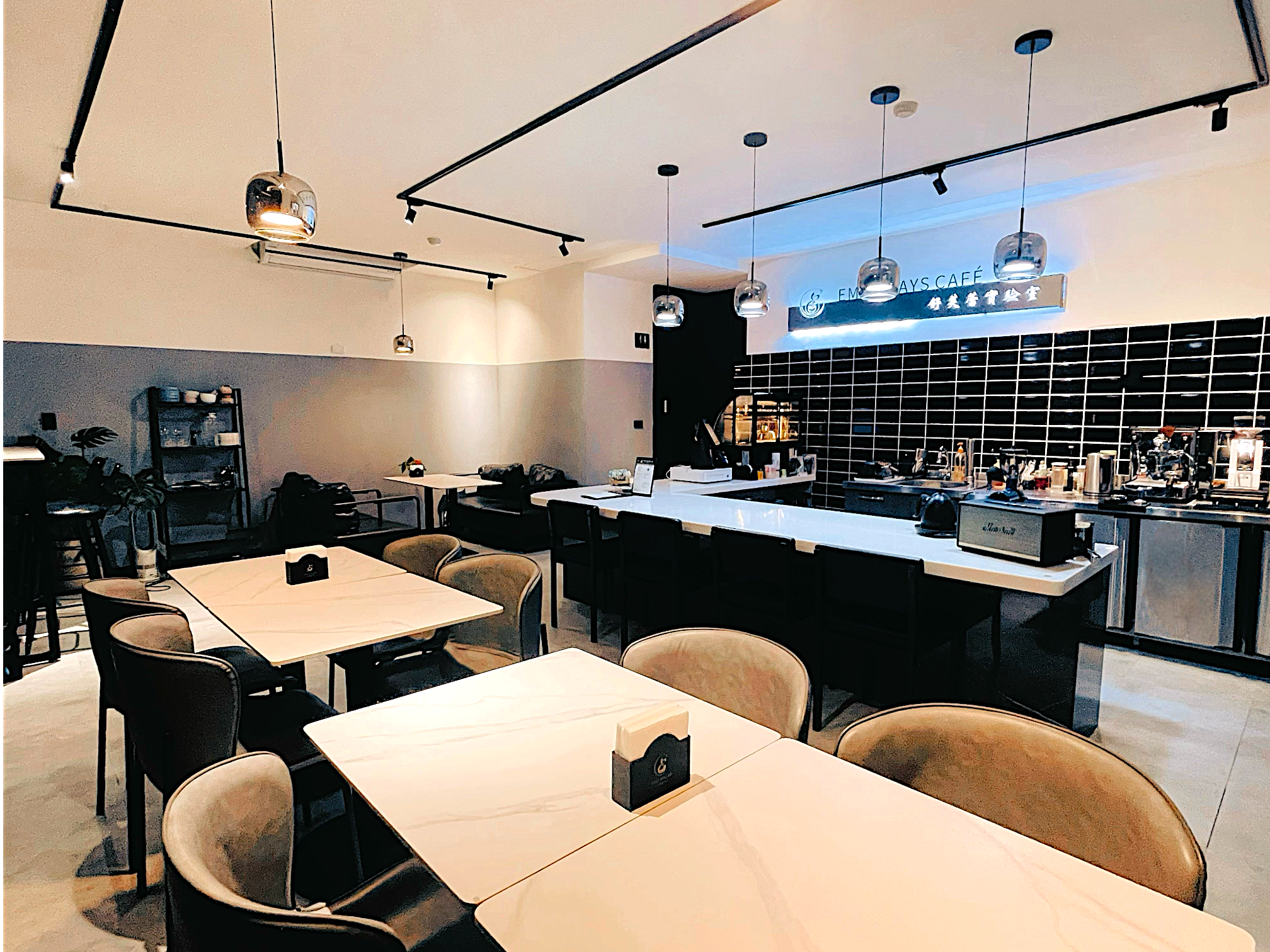 Emily Says cafe 店內空間