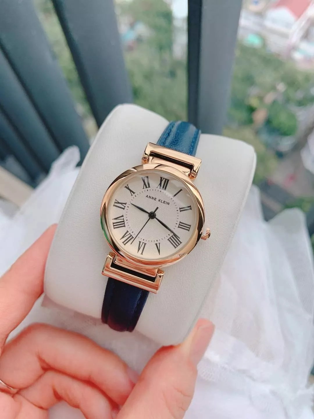 Anne Klein 金框藍帶女錶｜真皮 26mm 寶藍白面氣質款
