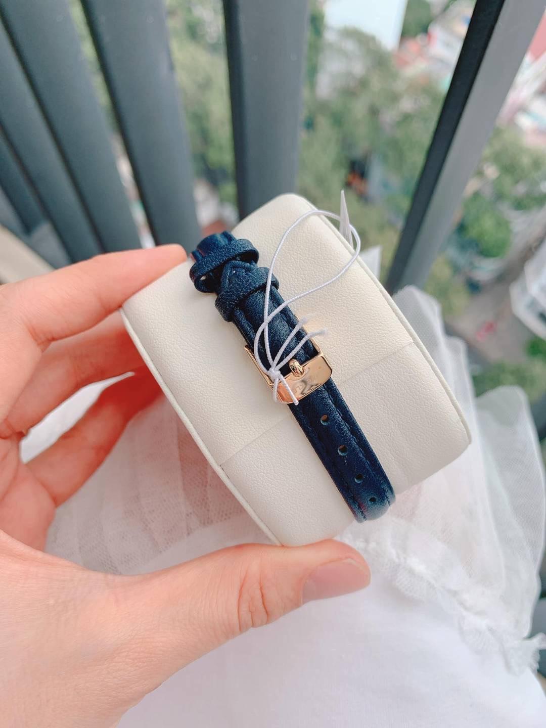 Anne Klein 金框藍帶女錶｜真皮 26mm 寶藍白面氣質款