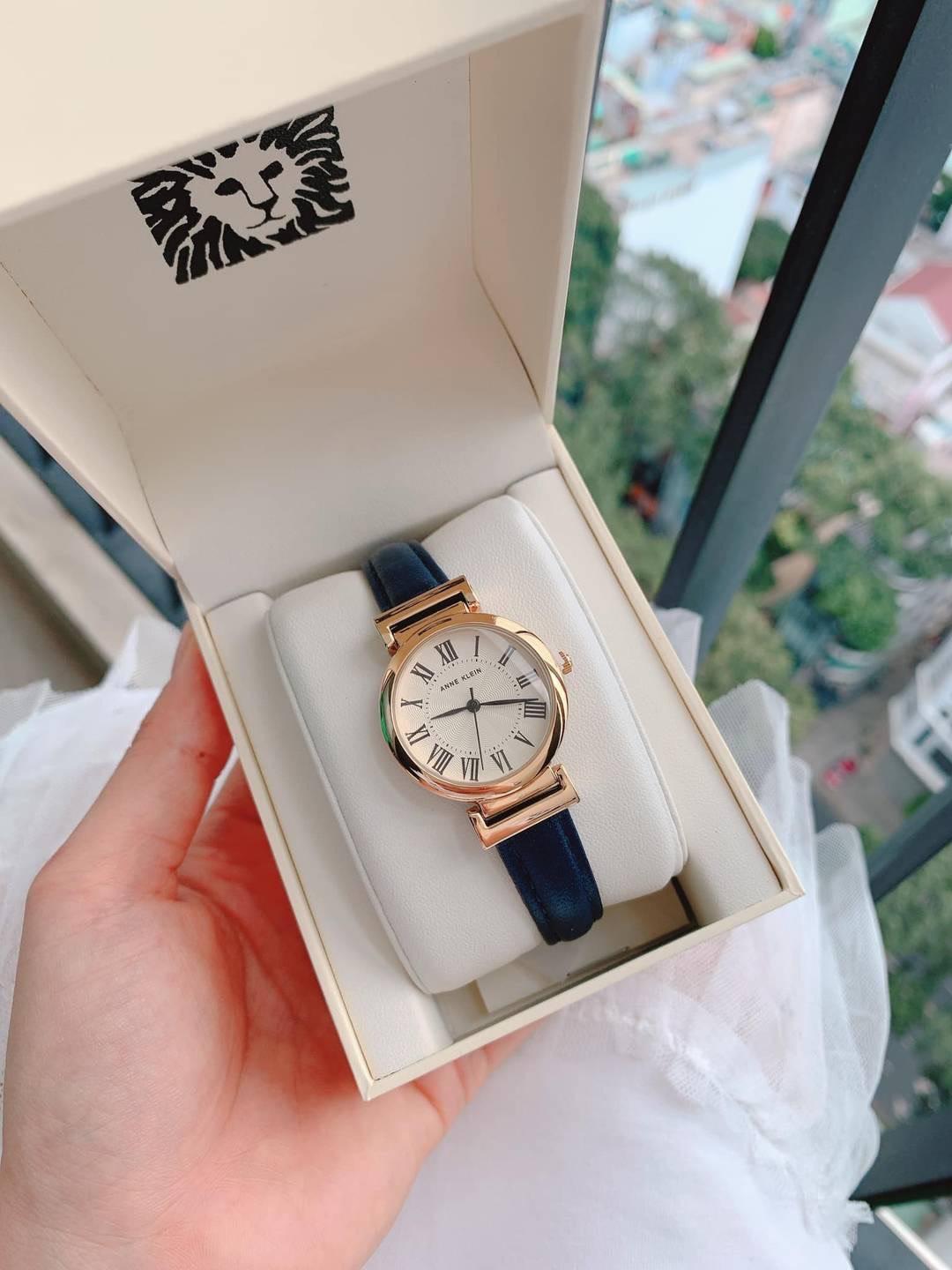 Anne Klein 金框藍帶女錶｜真皮 26mm 寶藍白面氣質款