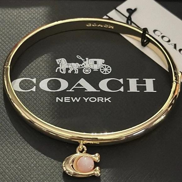 COACH 經典 C 字母磁釦手環｜白／藍／粉吊墜・甜美氣質精品風平替款