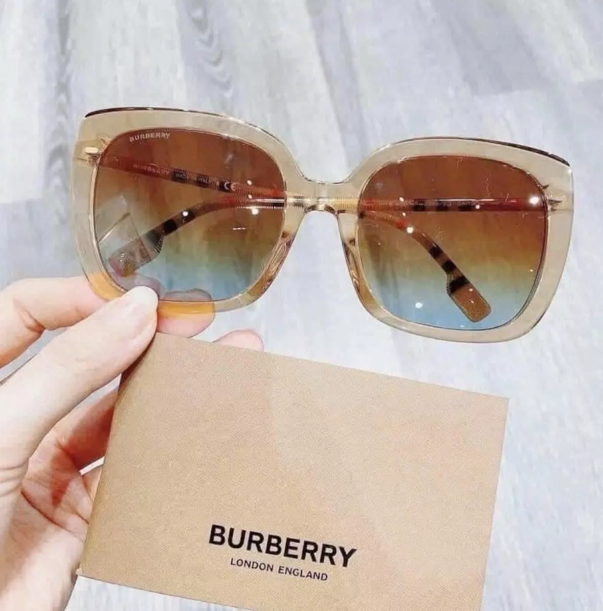 Burberry 晶透粉太陽眼鏡｜人氣補貨回歸・限量選品