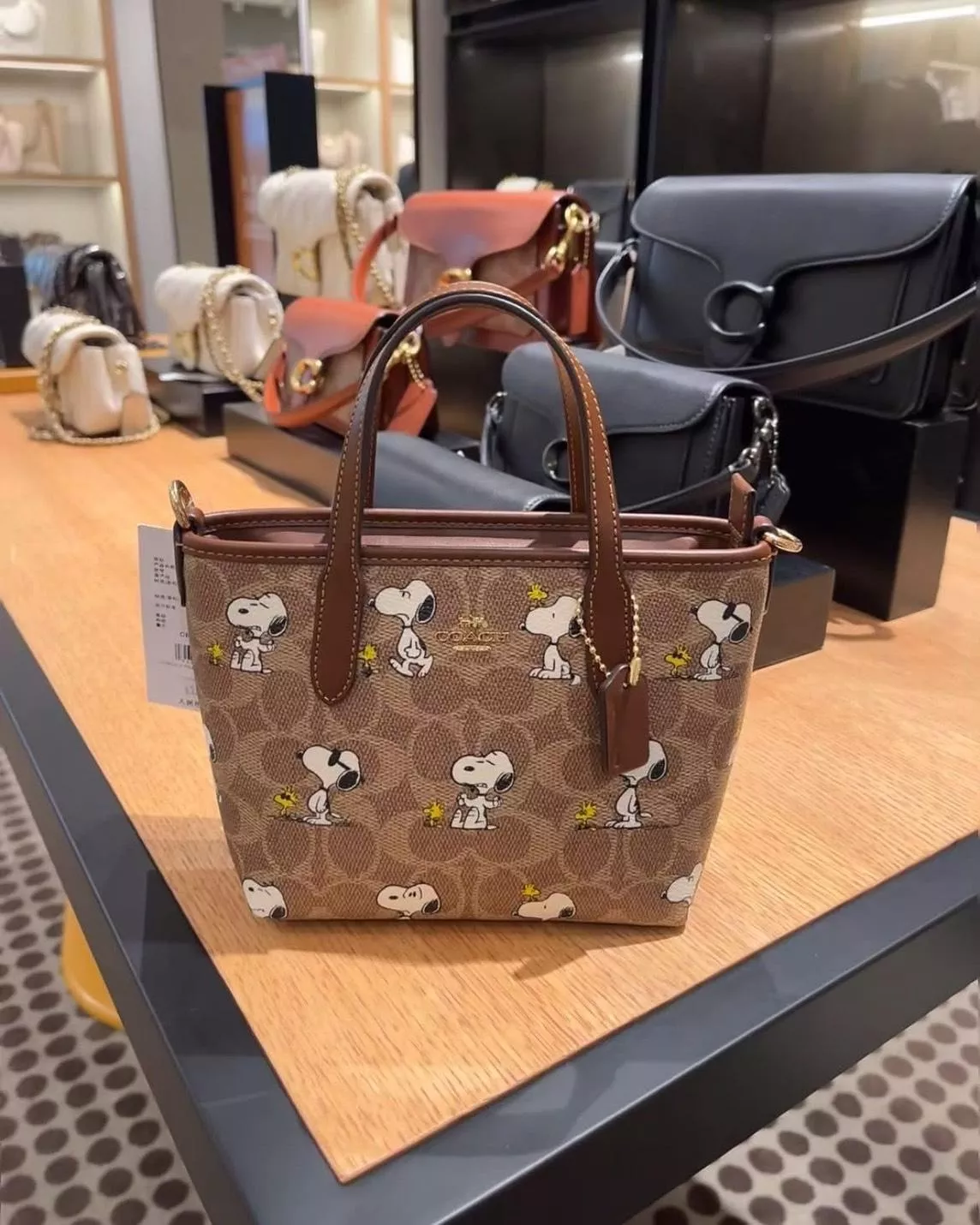 COACH × 史努比聯名小托特包｜經典老花 × 超Q限定款