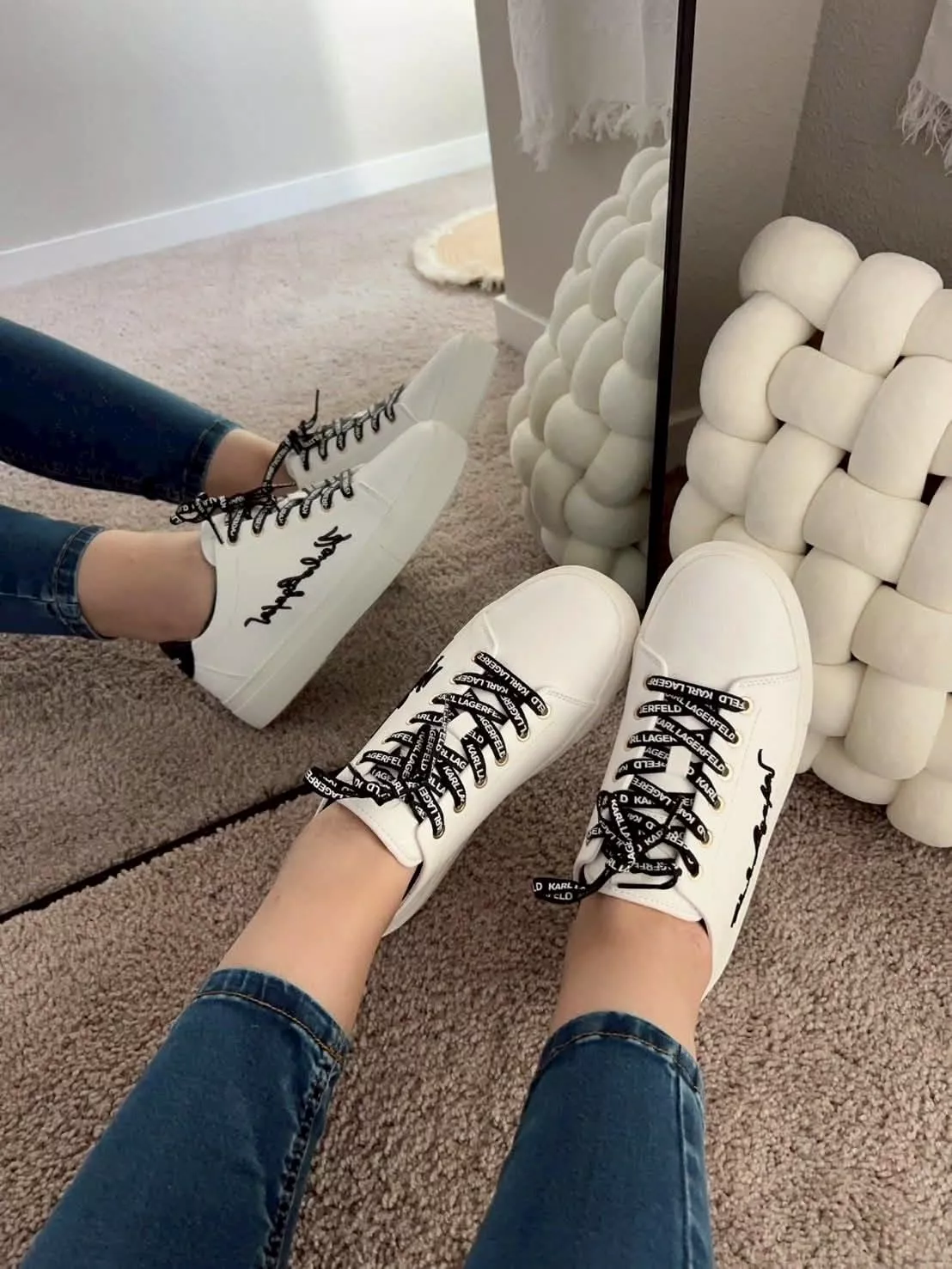 KARL LAGERFELD 刺繡草書字母小白鞋