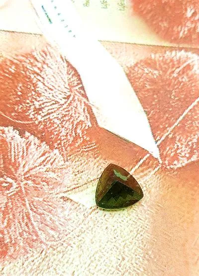 [S032] [捷克產地直銷 保證真品] 捷克隕石鑽切-三角形12MM 5.05 ct 招財、避邪、好運到