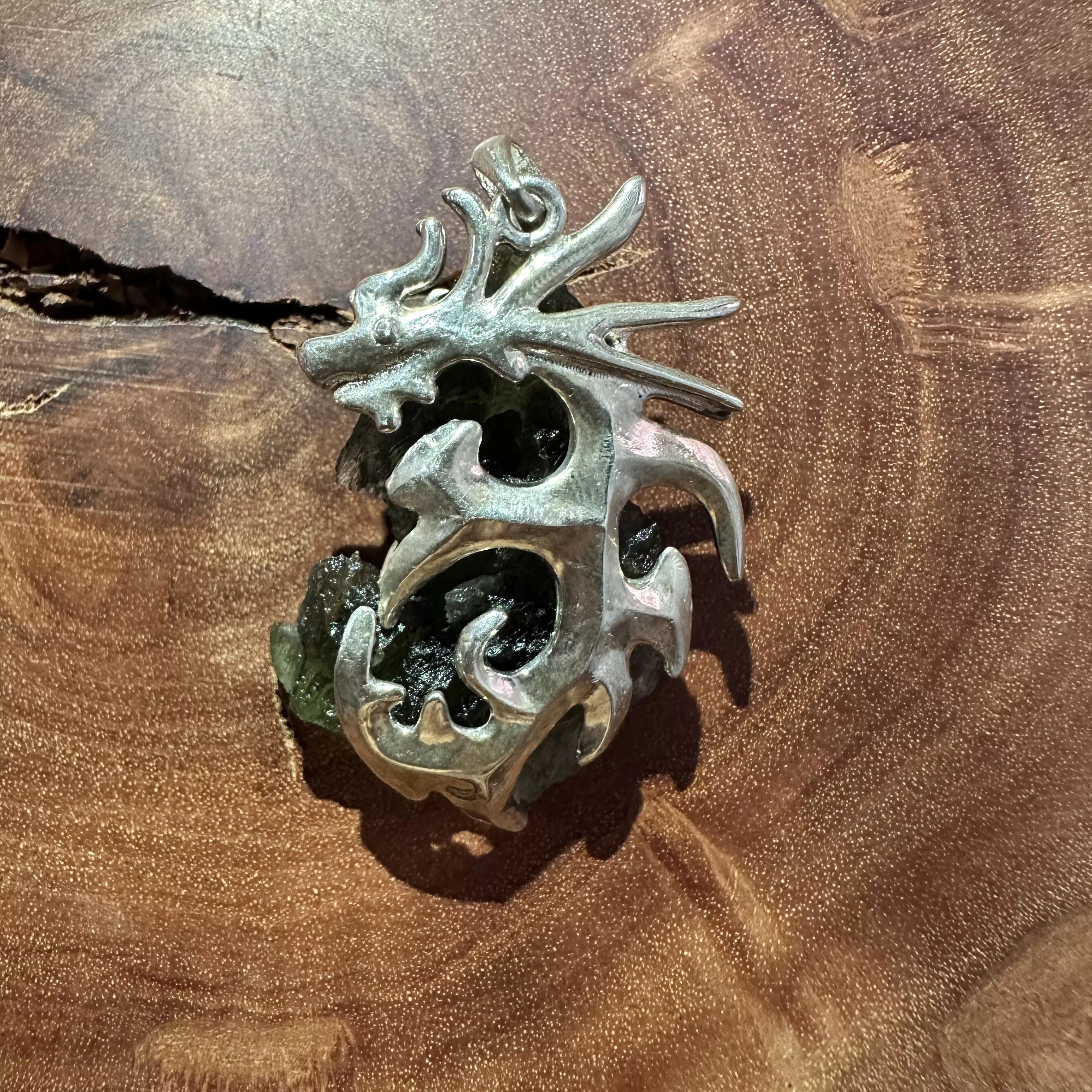 [I298] [捷克隕石 產地直銷] 捷克隕石原礦設計龍形吊墜 招財 避邪 好運到 100%保證真品