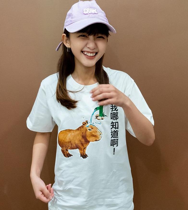 我哪知道啊！ 手繪水豚 卡皮巴拉 白 有趣棉T shirt 純棉 #茉紡工作坊