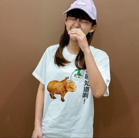 我哪知道啊！ 手繪水豚 卡皮巴拉 白 有趣棉T shirt 純棉 #茉紡工作坊