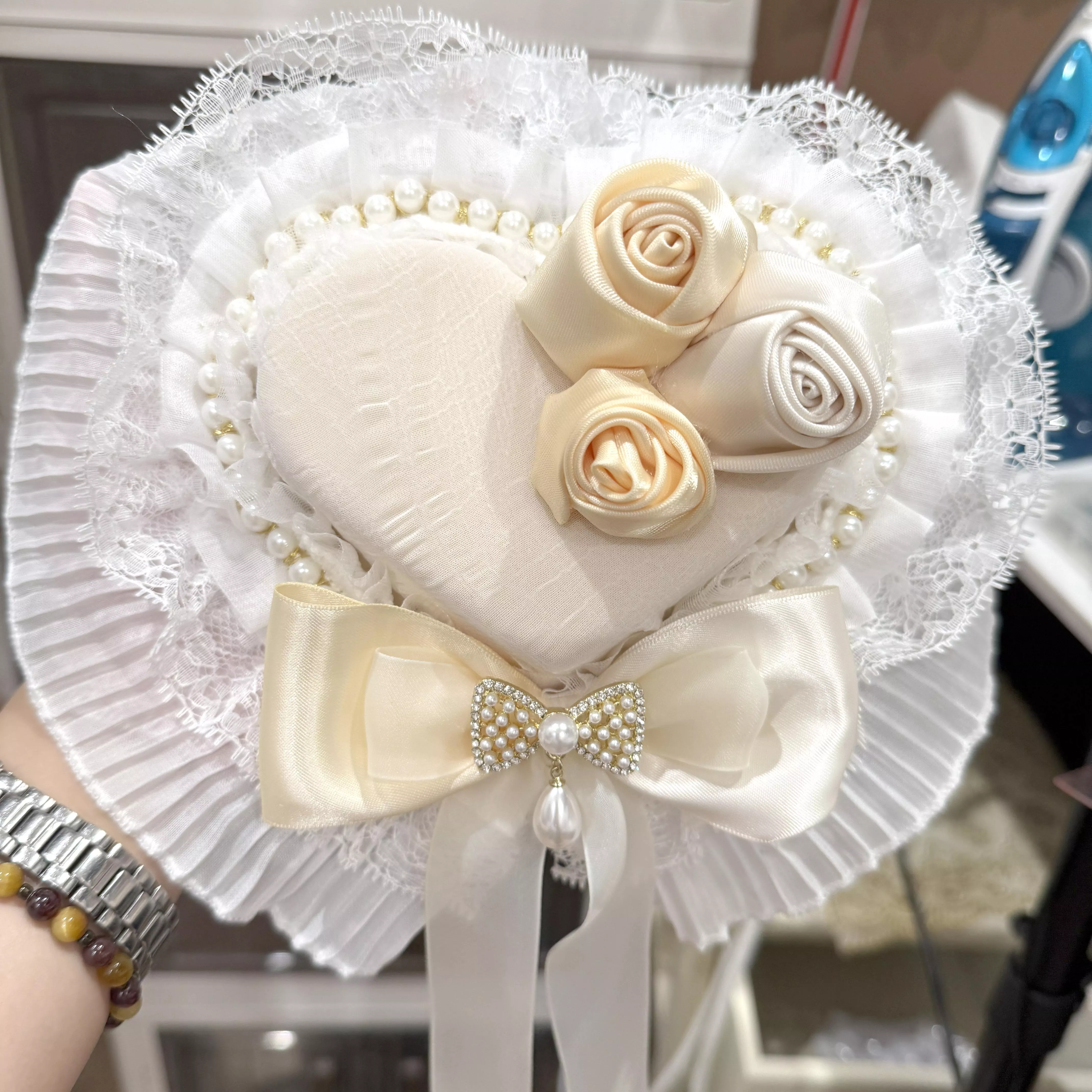 玫瑰花與珍珠滾邊 愛心蕾絲小禮帽髮夾｜奶油白