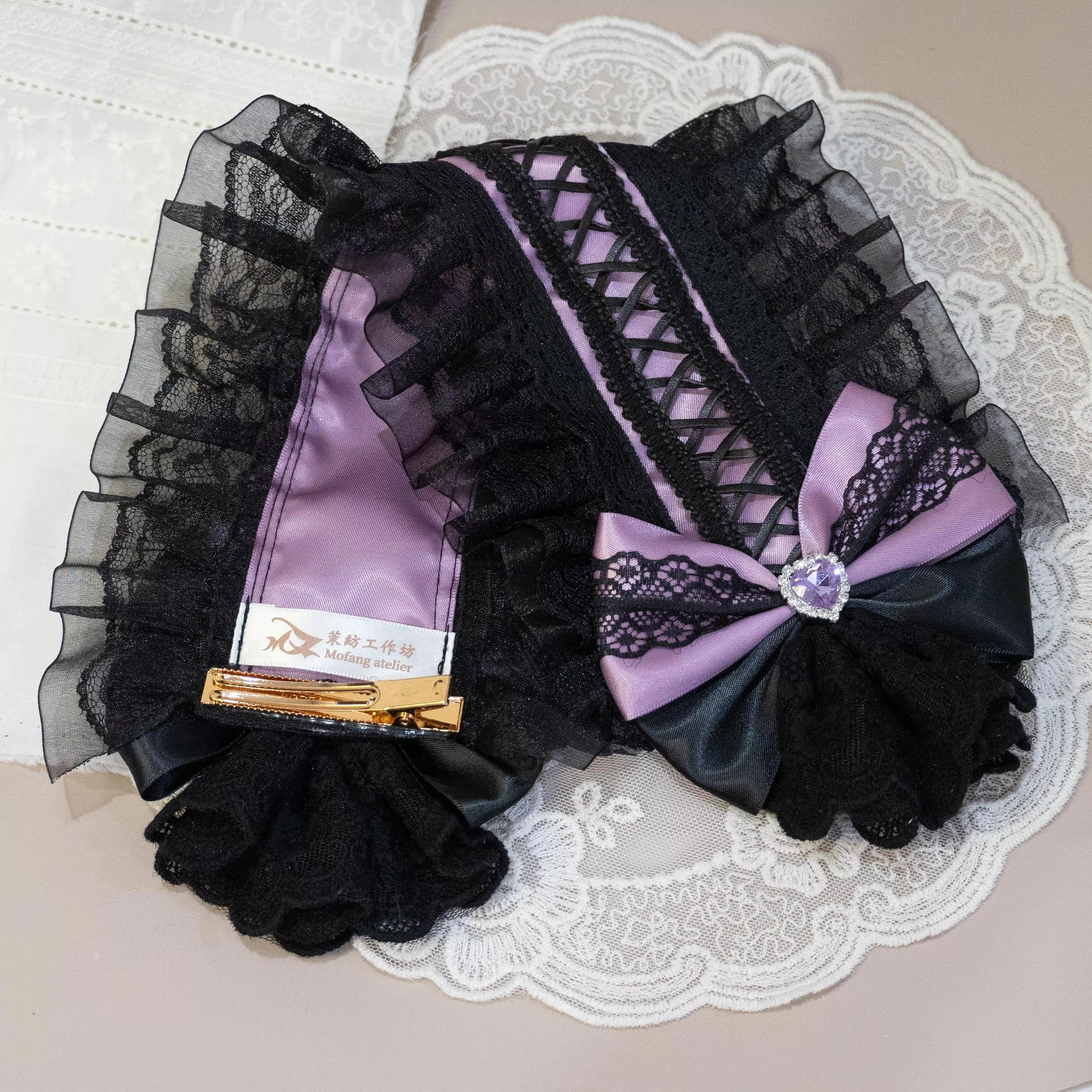 紫黑蕾絲 × 愛心寶石 蝴蝶結雙鴨嘴夾帽飾｜茉紡手作