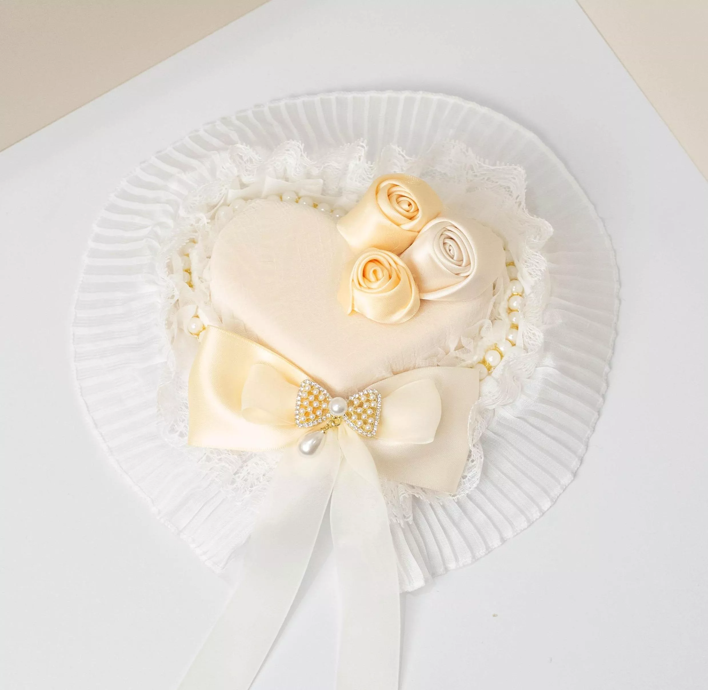 玫瑰花與珍珠滾邊 愛心蕾絲小禮帽髮夾｜奶油白