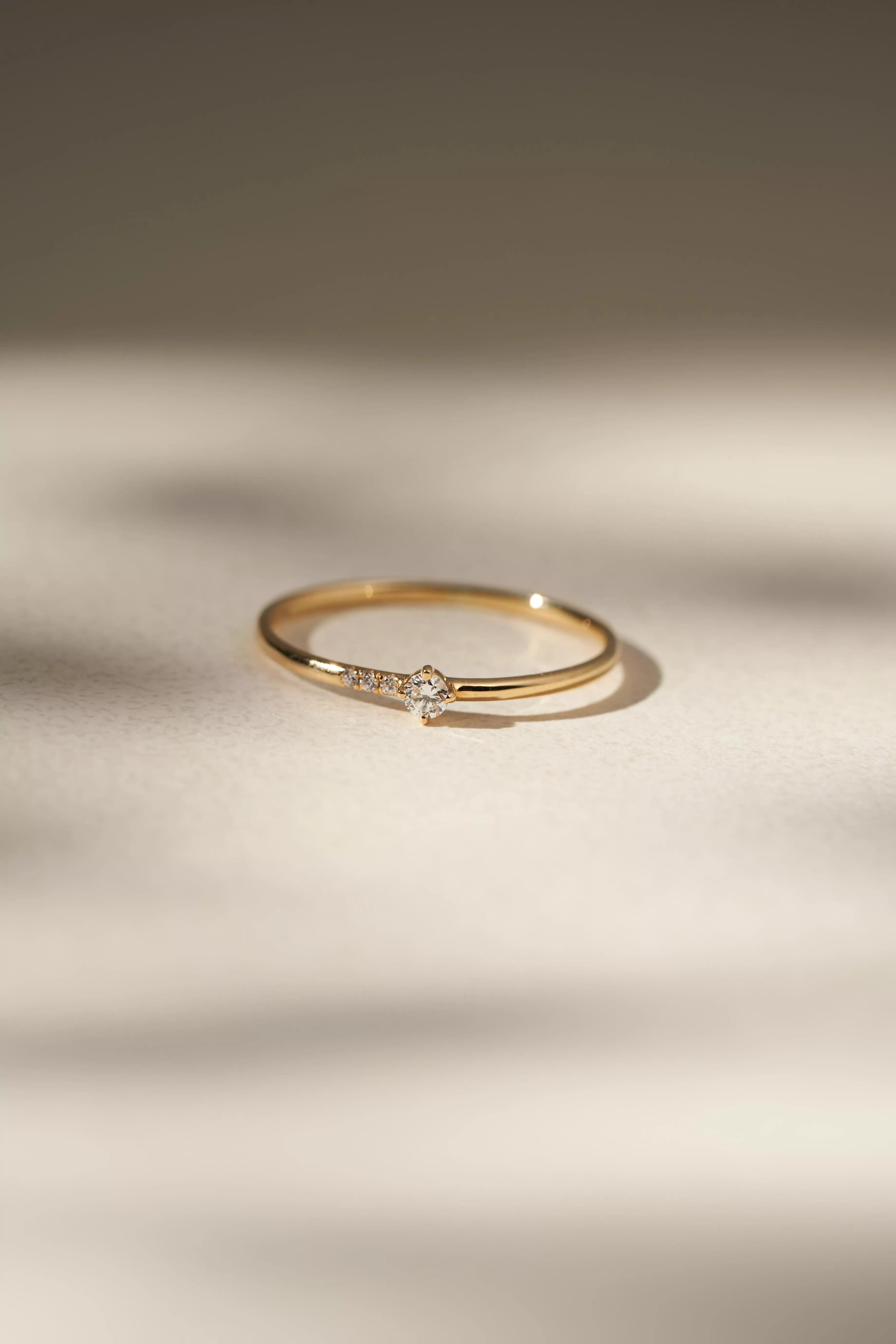 日本單鑽18K水波細線戒