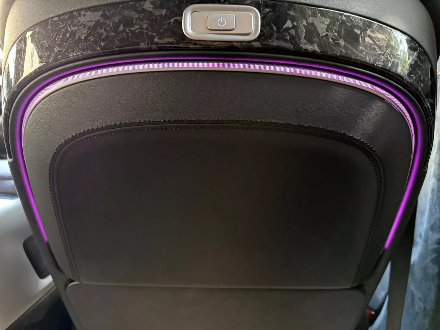 Kia Carnival 電動桌板