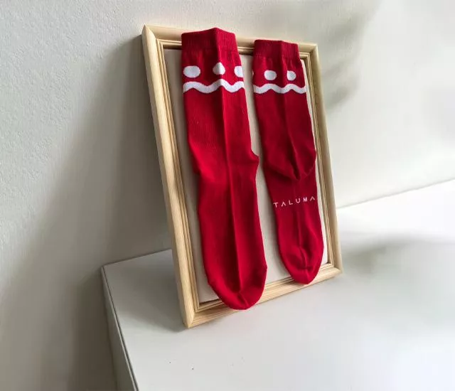 圓點波浪紋｜紅色中筒棉襪（男女適穿）