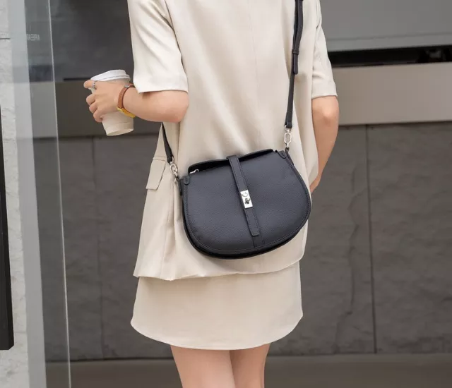 漾彩馬蹄提包-黑色