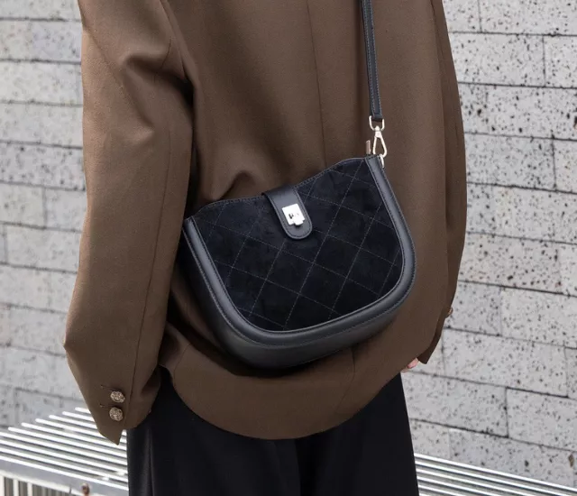 磨砂牛皮菱格半圓包-黑色