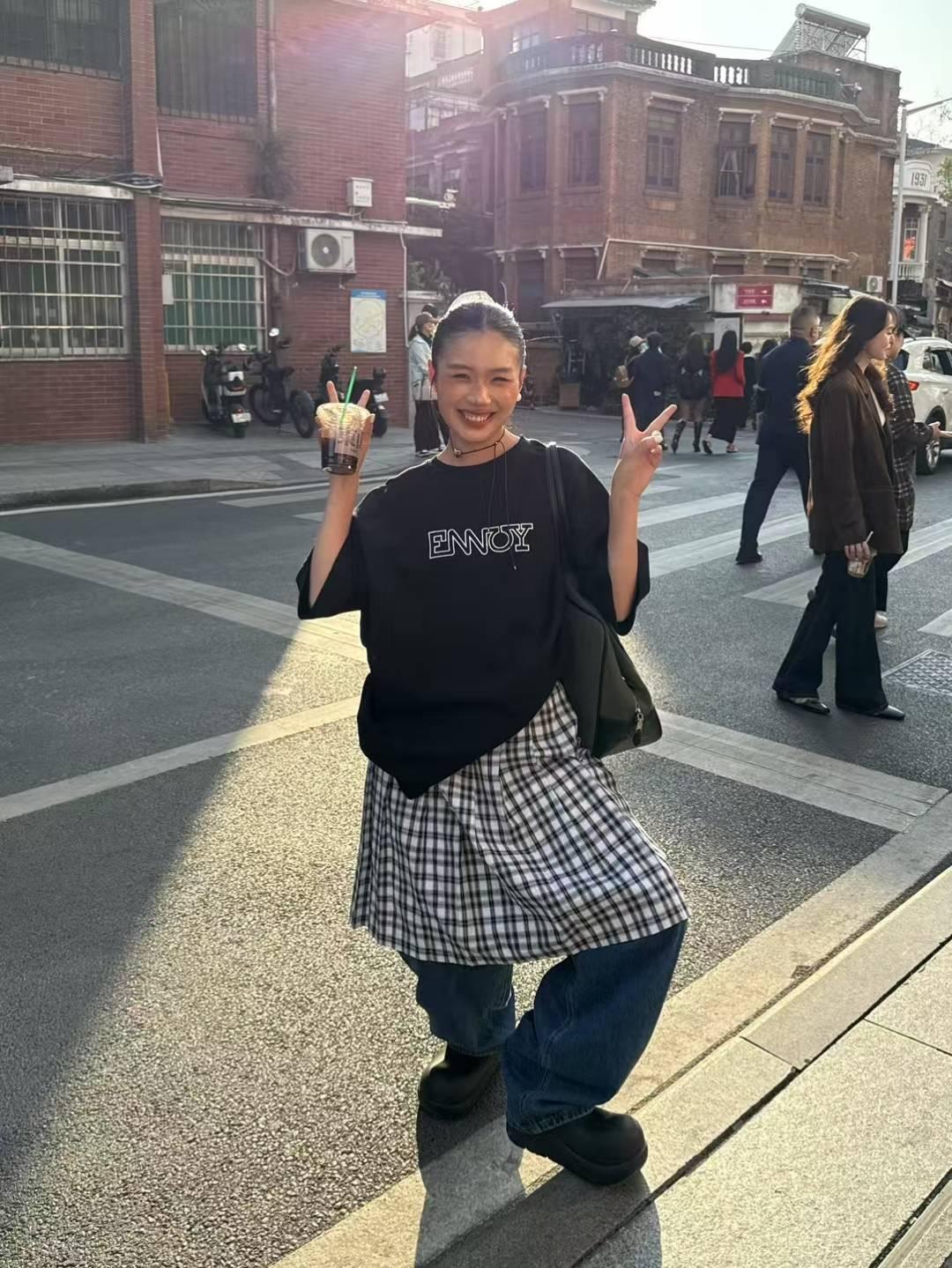 幾行空心英文大Tee