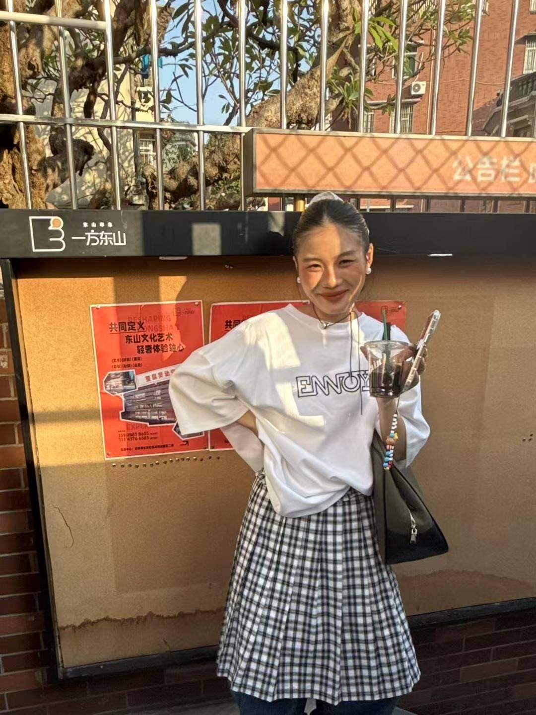 幾行空心英文大Tee