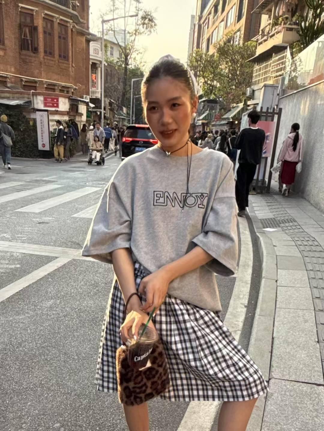 幾行空心英文大Tee