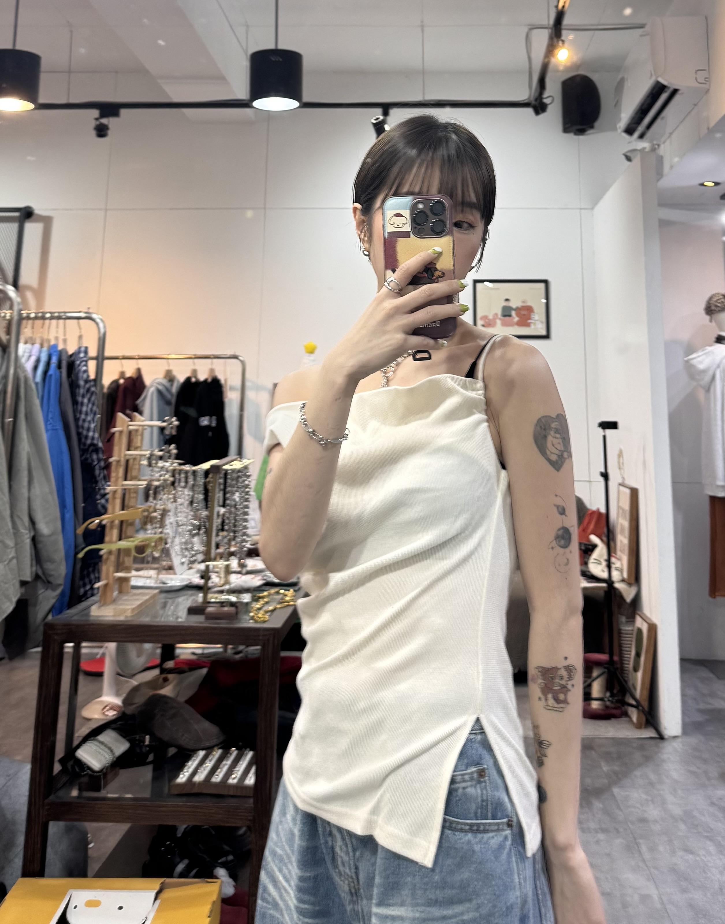 斜肩彈性側開叉上衣
