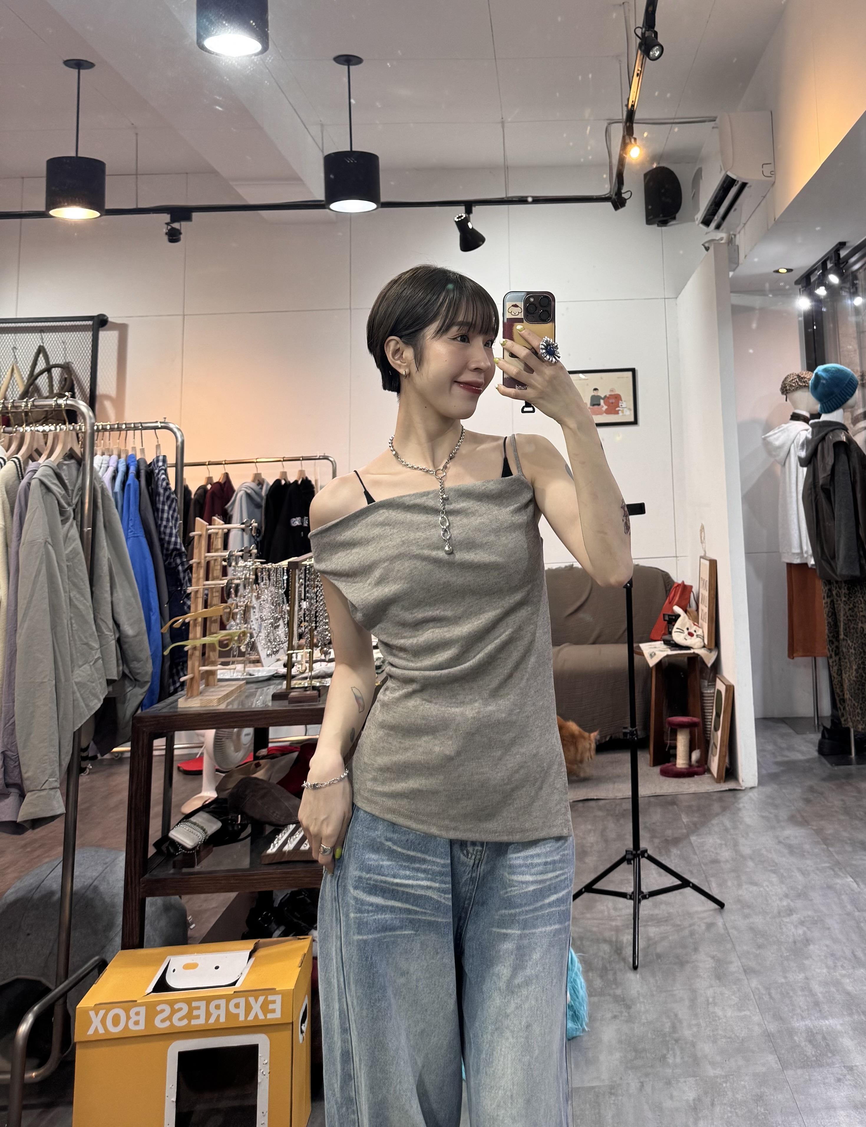 斜肩彈性側開叉上衣