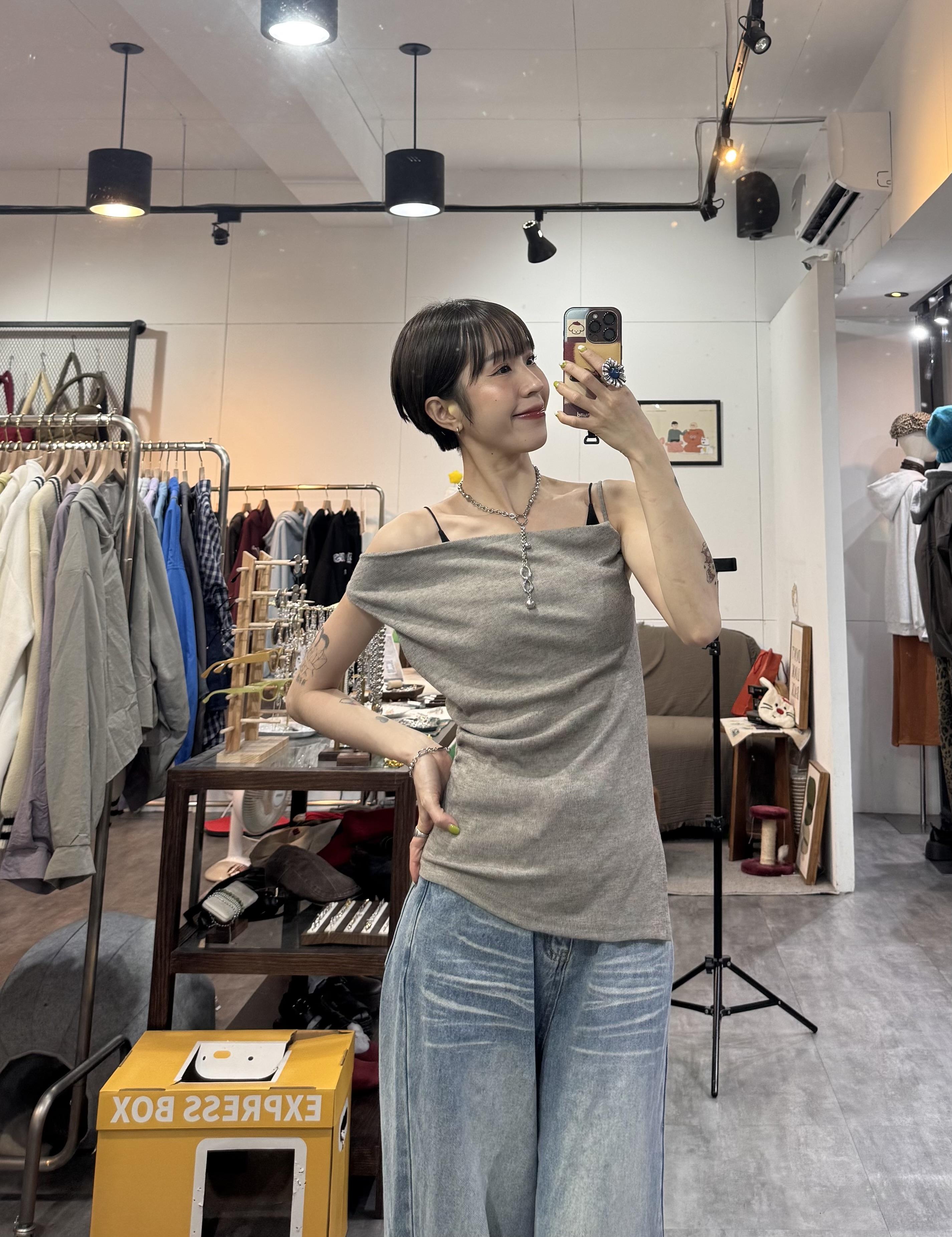 斜肩彈性側開叉上衣
